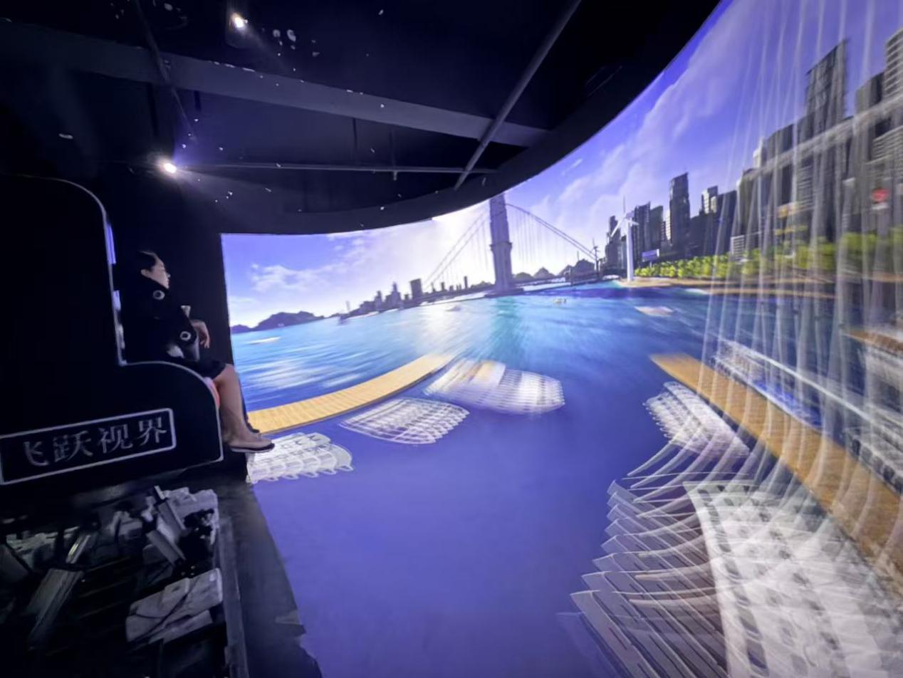 Indoor bowl-screen flying theater projection