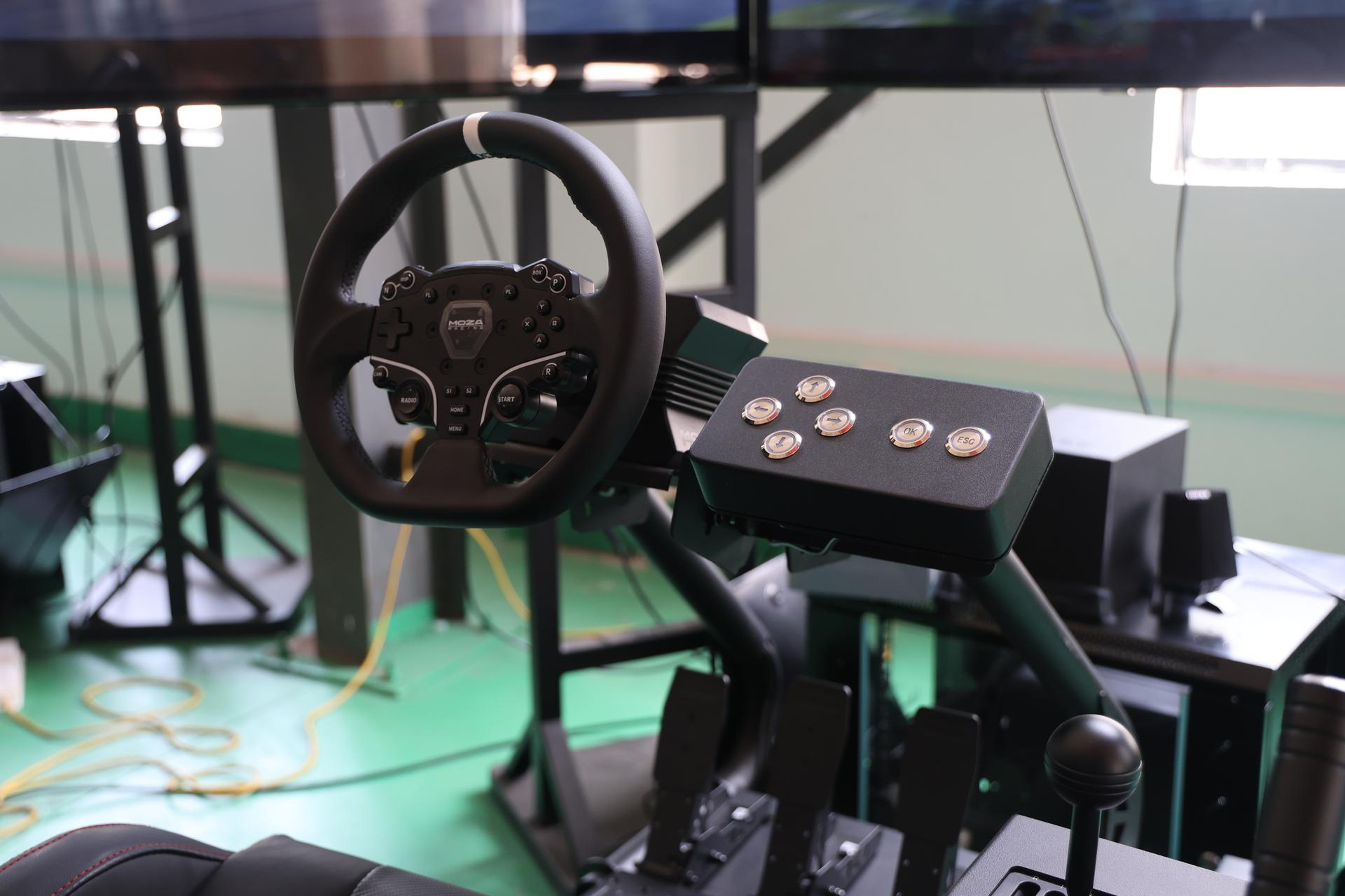 MOZA R5 Direct Drive Steering Wheel